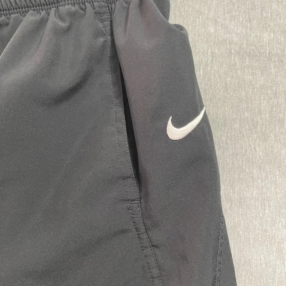 Nike Dri-FIT Training Capri Shorts Womens Medium Black Athletic Gym Workout
